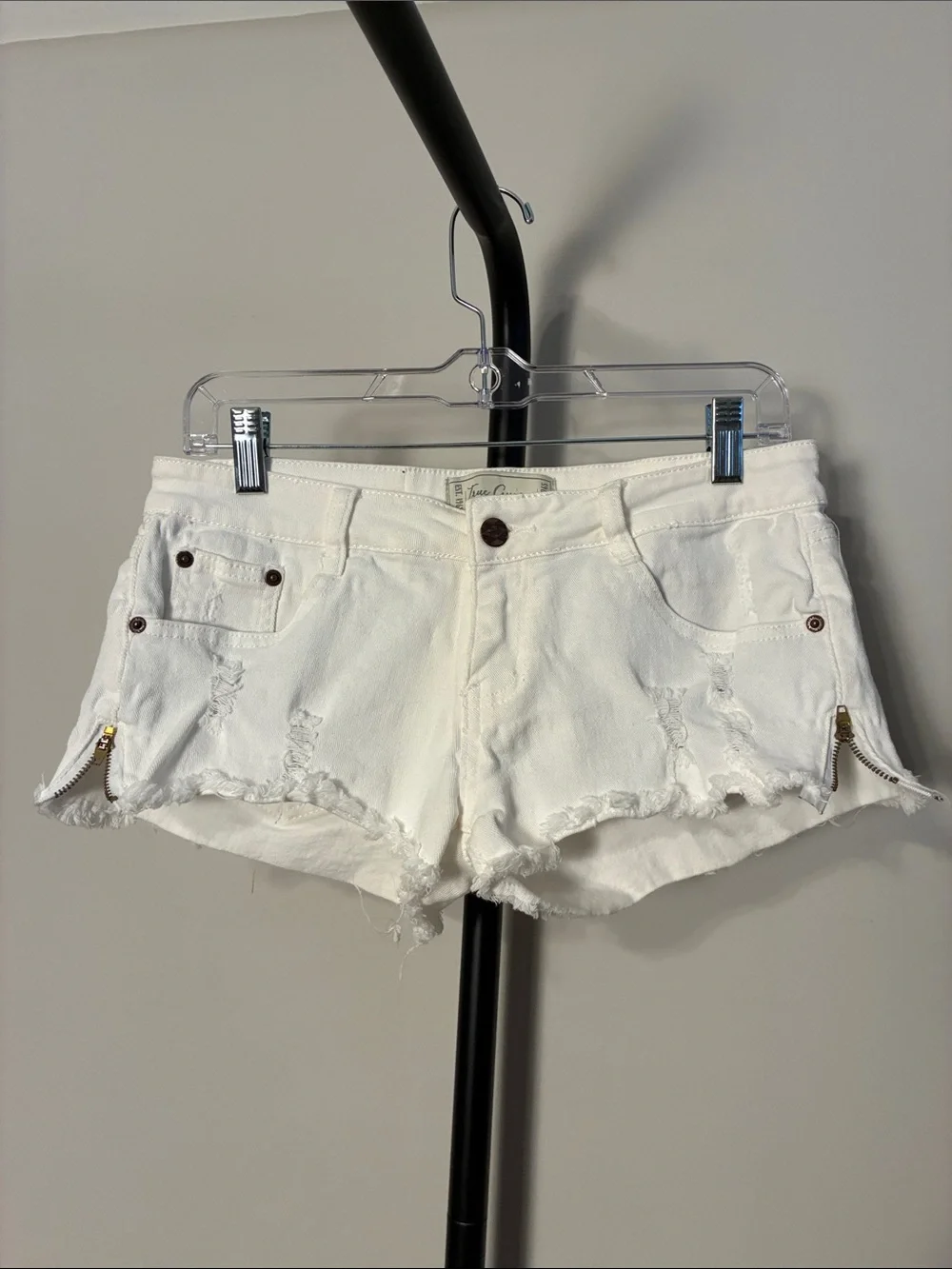 True Gypsy White Denim Distressed jean shorts low rise Y2K Size 5